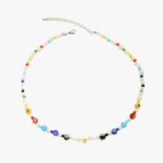 Collier homme ras de cou perle de culture blanche et perles millefiori multicolores fermoir mousqueton argente fond blanc