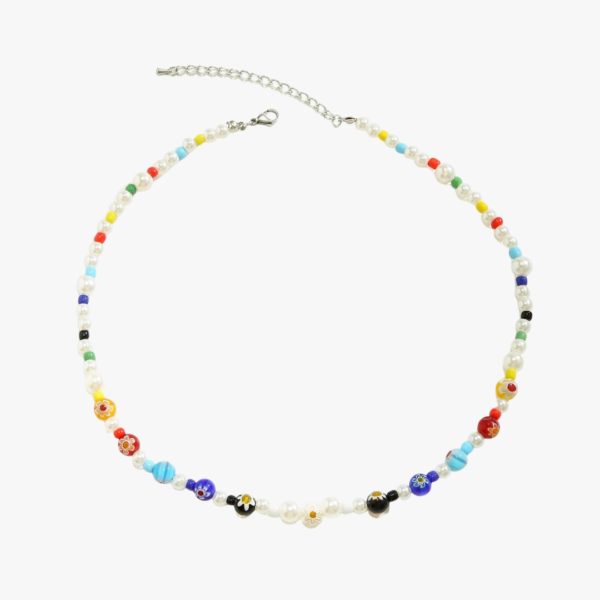 Collier homme ras de cou perle de culture blanche et perles millefiori multicolores fermoir mousqueton argente fond blanc