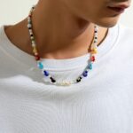 Collier homme ras de cou perle de culture blanche et perles millefiori multicolores porté sur t-shirt blanc
