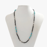 Collier perle homme rocaille noir turquoise blanc argente long sautoir sur buste blanc