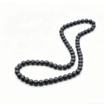 Collier perle noir homme pierre de lave ras-de-cou vue complète fond blanc perles rondes texturées
