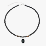 Collier ras-de-cou perlé noir homme onyx œil de tigre pendentif pierre argentée vue circulaire fond blanc