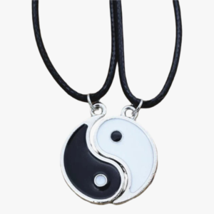 Collier yin yang couple lot 2 pendentifs émail noir et blanc assemblés en cercle cordon noir fond blanc