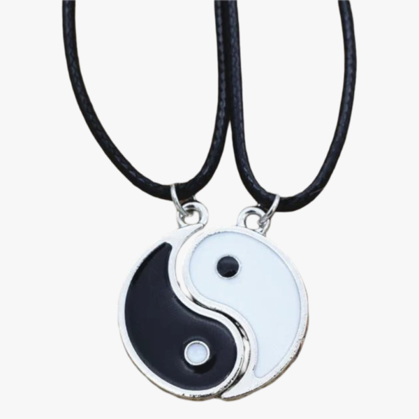 Collier yin yang couple lot 2 pendentifs émail noir et blanc assemblés en cercle cordon noir fond blanc
