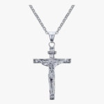 Collier croix de Jésus homme acier inoxydable argent fond blanc