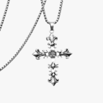 Collier homme pendentif croix gothique baroque fleur de lys acier inoxydable argent fond blanc