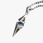 Collier homme pendentif triangle acier inoxydable argenté zircon bleu vue détail