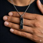 Collier pendentif homme acier inoxydable noir plaque gravable tenue en main lifestyle t-shirt noir