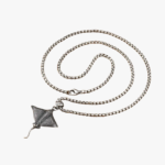 Collier pendentif homme raie manta acier inoxydable argenté vieilli chaîne maille vénitienne posée fond blanc